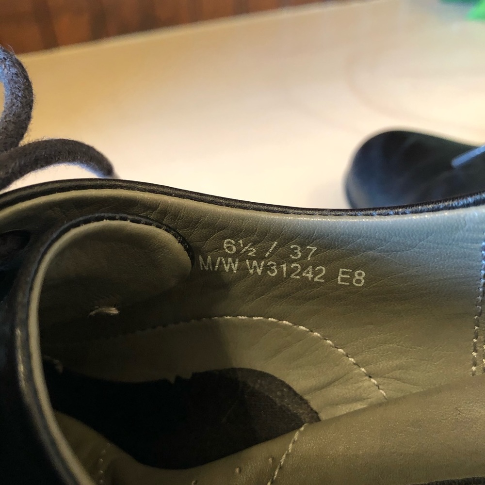 Shoes - Picture 5 of 7